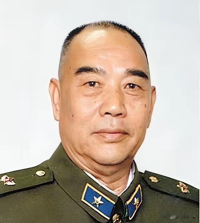 1958年，彭老总到兰州军区视察，吃饭时，他发现了一个干部很眼熟，便放下筷子看了