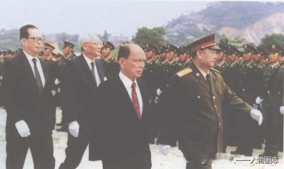 1997年，全国政协副主席霍英东在广州军区政委史玉孝上将、国务院港澳办主任鲁平、