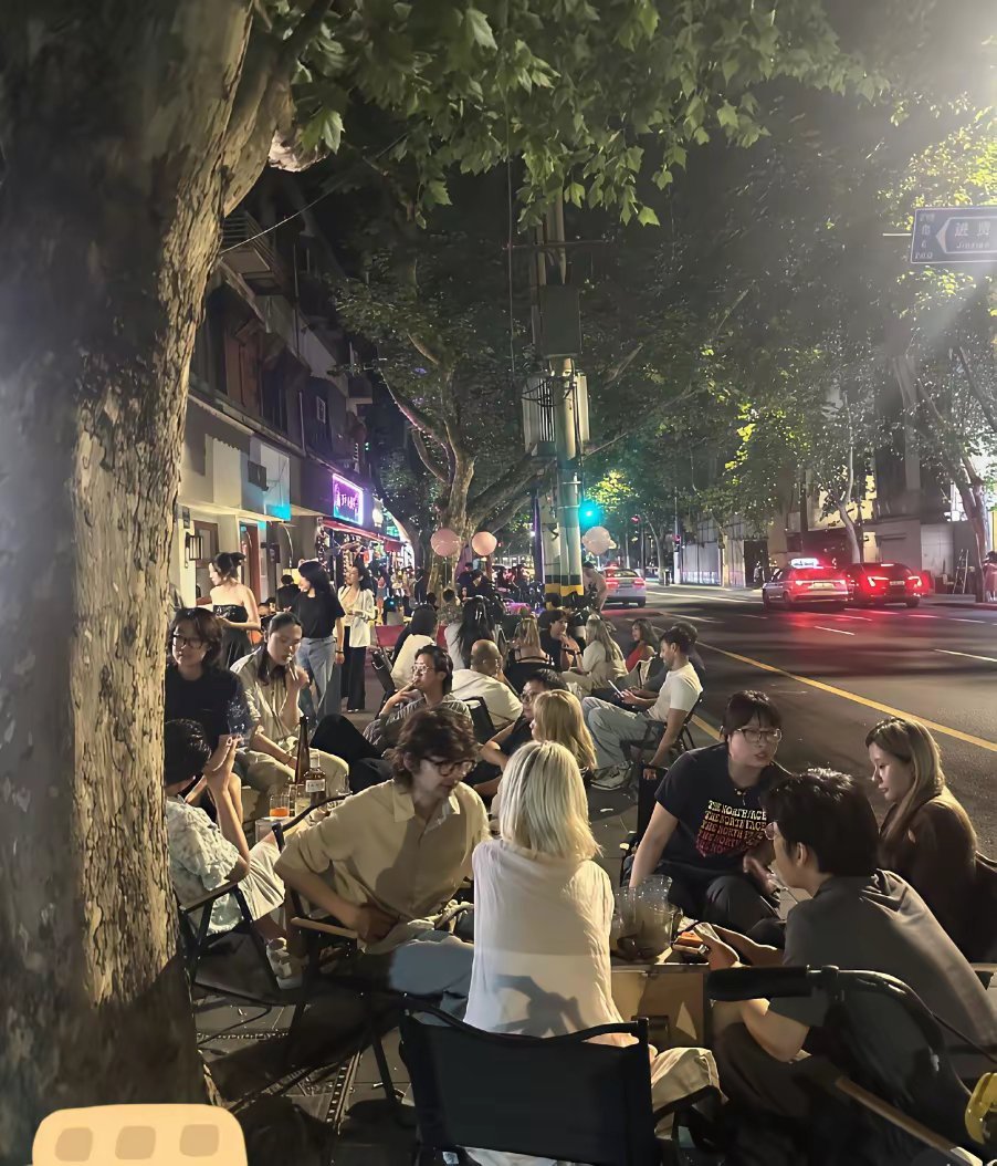凌晨三点上海，好潮啊！上海凌晨三点街头还好多人，全是打扮精致的潮人，潮出风湿，太