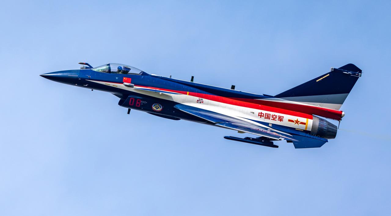 2026第一个工作日，用一张歼10C表演机的4K壁纸开启[ok]侧颜仍旧能打[不