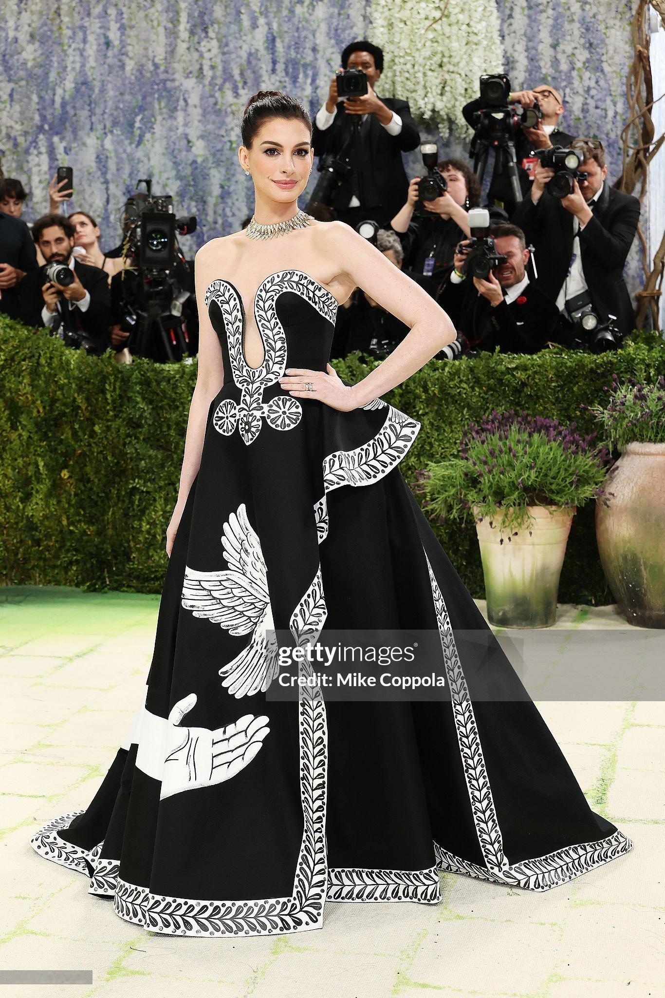 Anne Hathaway 登陆 Met Gala 红毯 ！今年的造型出自于 M