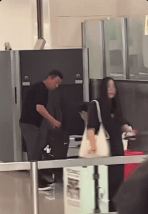从崔康熙走出机场的举止看
根本不像生过病的老头！
更像是度假回来的小伙
所以崔康