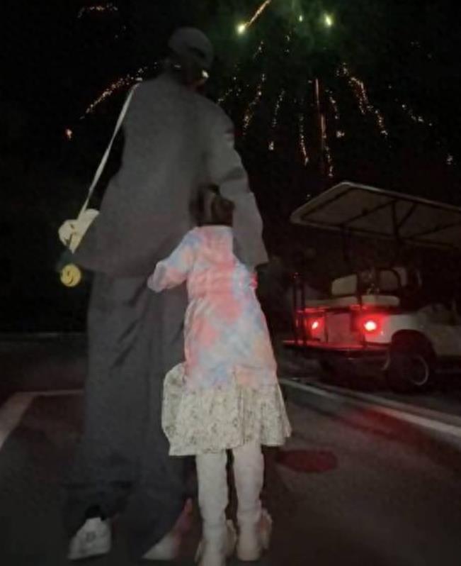 张碧晨晒与女儿合照！
 
男人承不承认有什么关系，自己有钱有娃日子美得很，女儿很