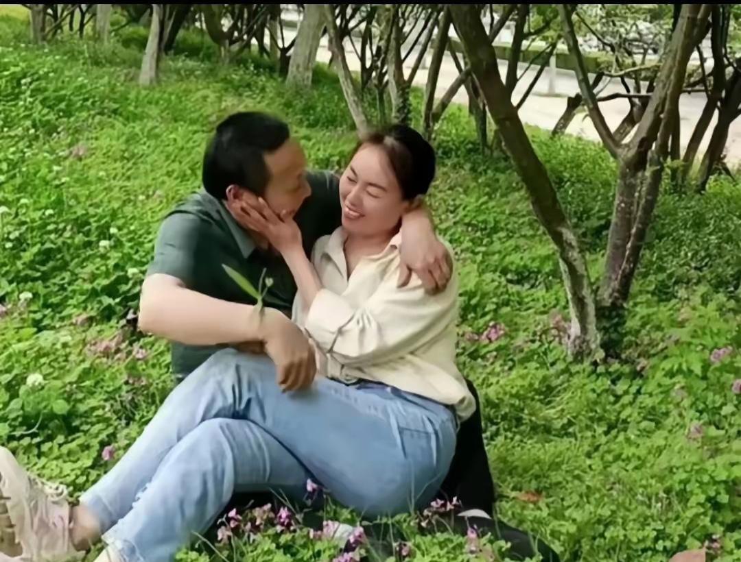 这个年纪的人，还这么恩爱，说是两口子我还真不信？