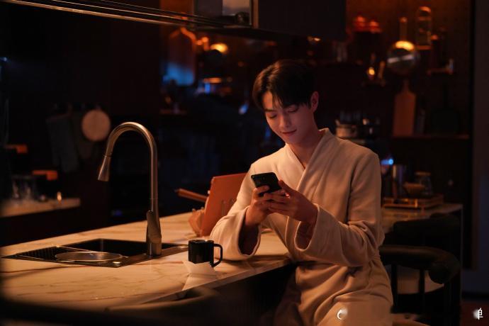 #不用踮脚韩廷会弯腰##许凯演姚志明的时候你们没上桌吗#韩廷弯腰，暖人心扉，让人