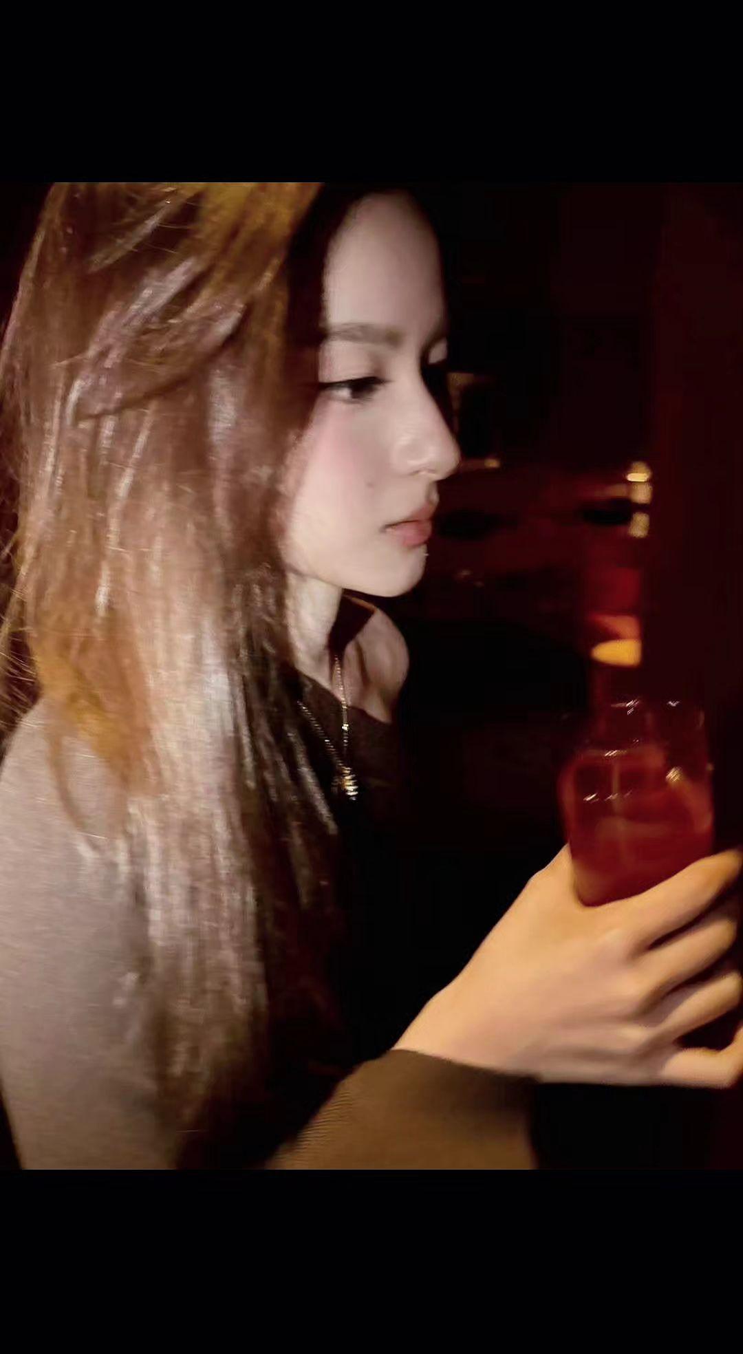 🍷暗调里的红是流动的心事，长发漫过肩像未说的话。孤独是杯底沉着的冰，化了整夜?