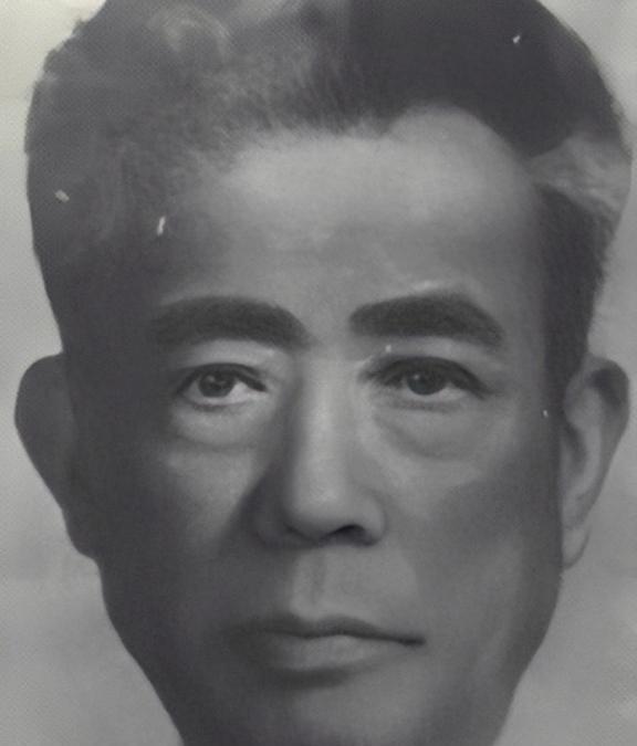 1955年，公安机关审讯室，两名审讯人员要求董健吾交代他的过去，董健吾顿了顿，低