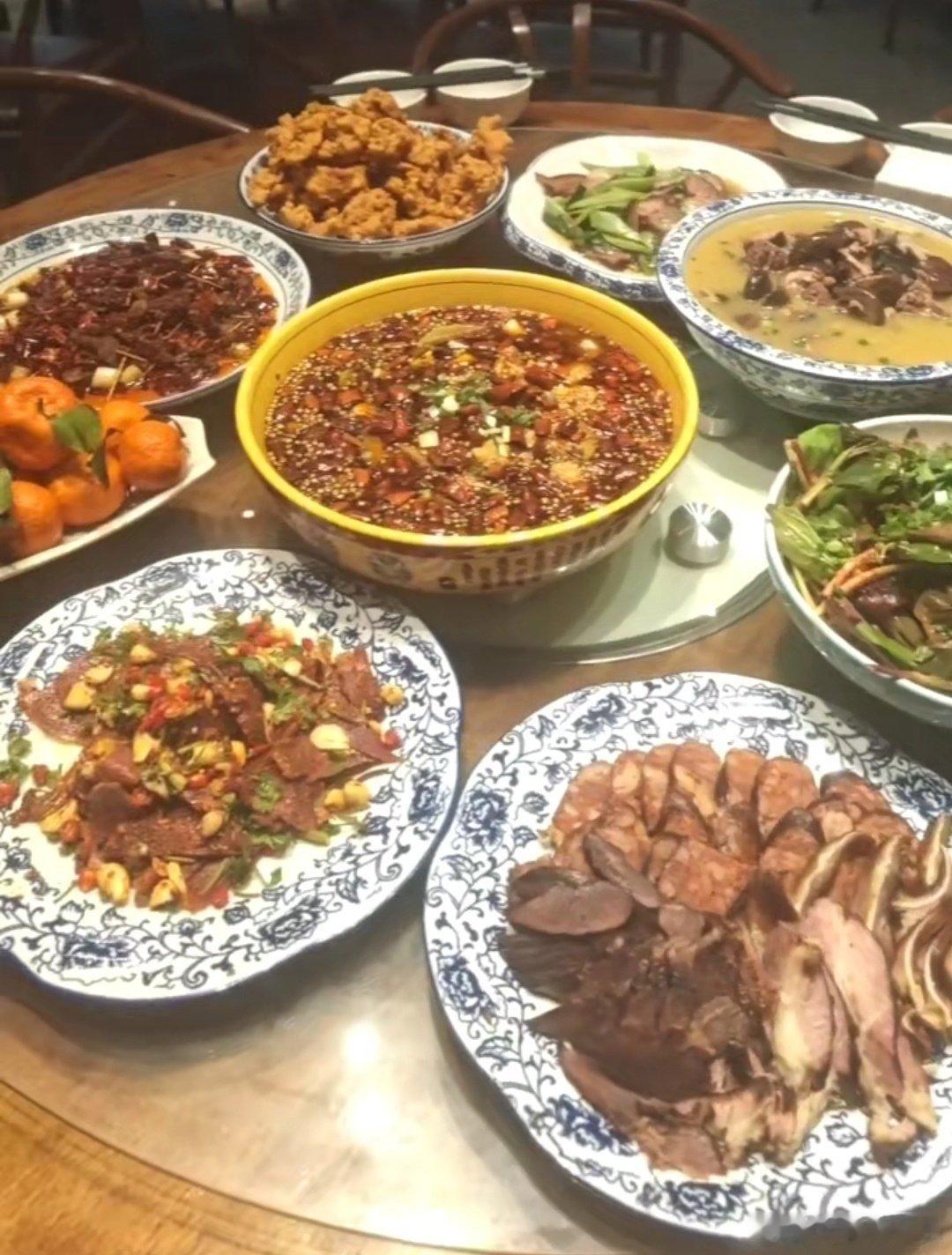 年夜饭的香气，是团圆的味道。杯盏相碰，笑语满堂，这一刻的温暖胜过千言万语。家人在