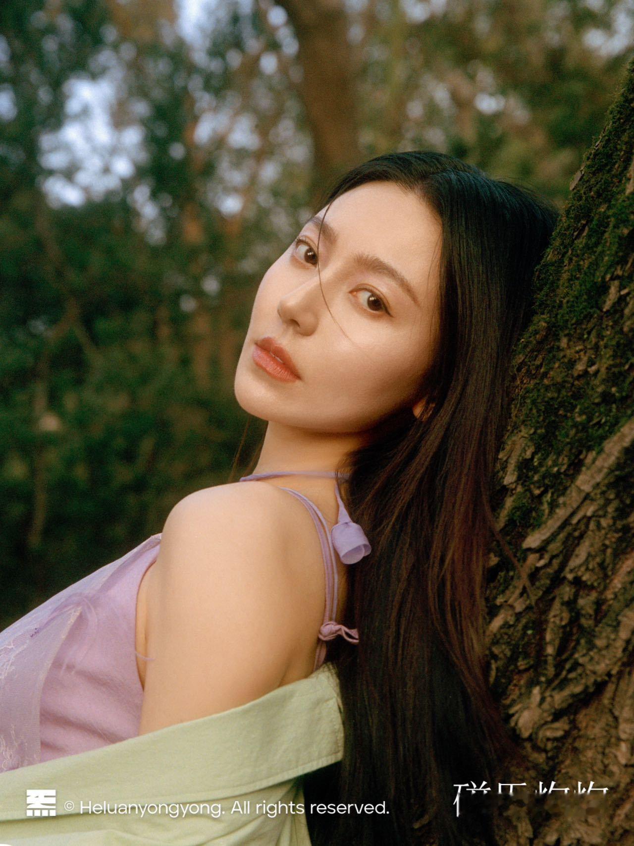 #黄梦莹白开水妆# 黄梦莹最新大片妆容干净清透，好像白开水，真的是越素越美～  