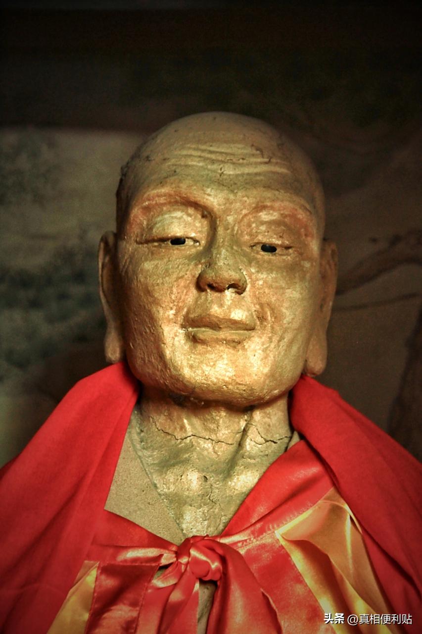 1996年，山西一名村民在寺庙打扫时，靠着佛像睡着了，醒来后，他发现自己不小心把