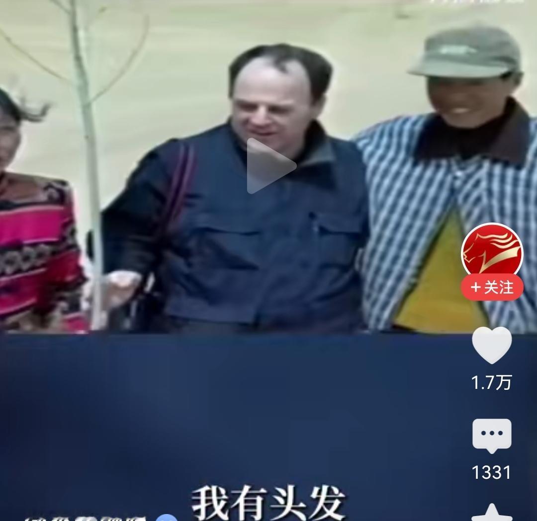 5月24日奔腾融媒报道，国际友人“赛考斯”收到国产折叠手机，连呼“我的天啦”，既