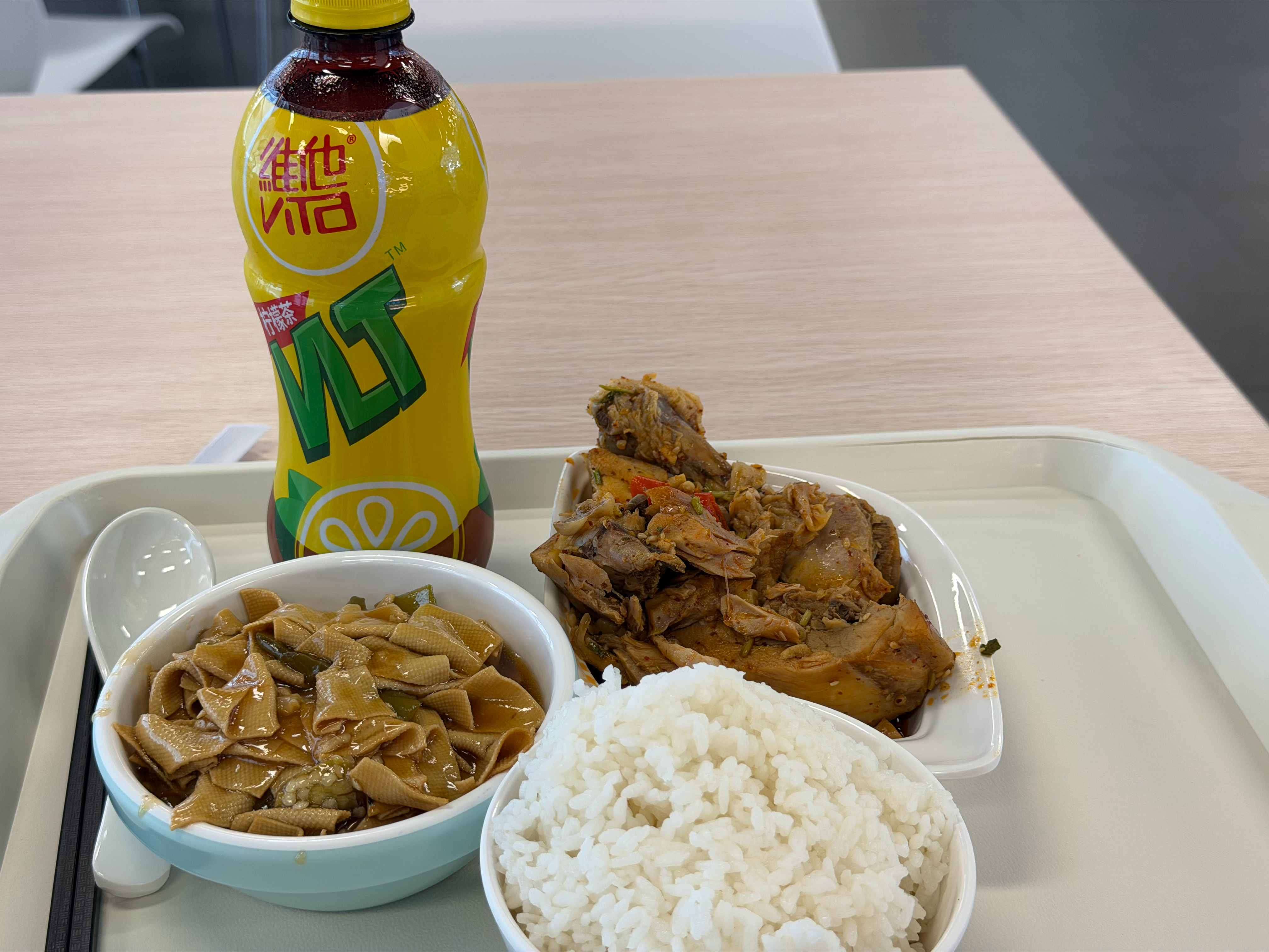 公司食堂今天居然还开门，有荤有素有饮料20出头，大家说可以吗？ 