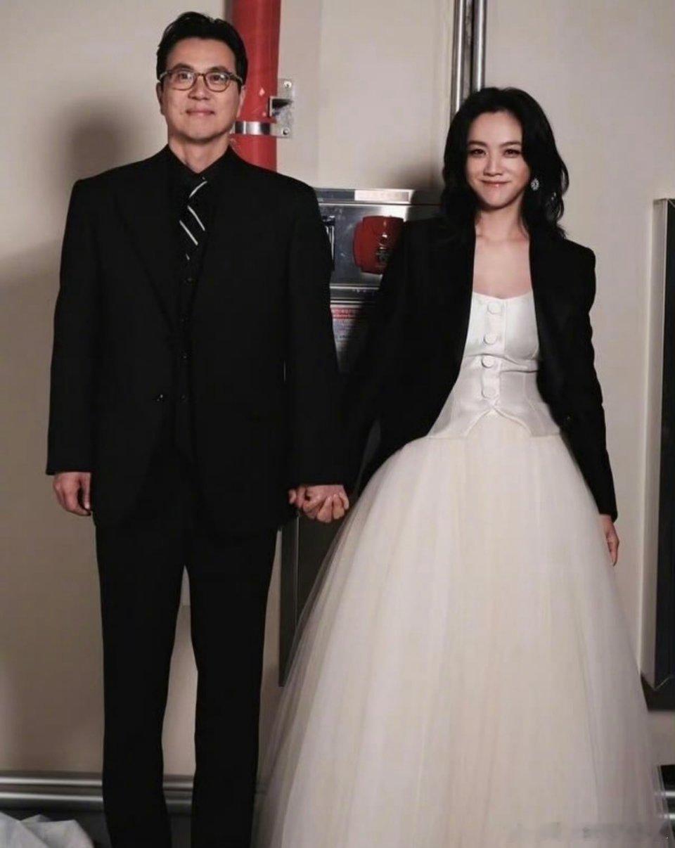 汤唯晒出一只小马驹照片宣布怀二胎：“是的，大大的意外，当然很开心，家里要多匹小马