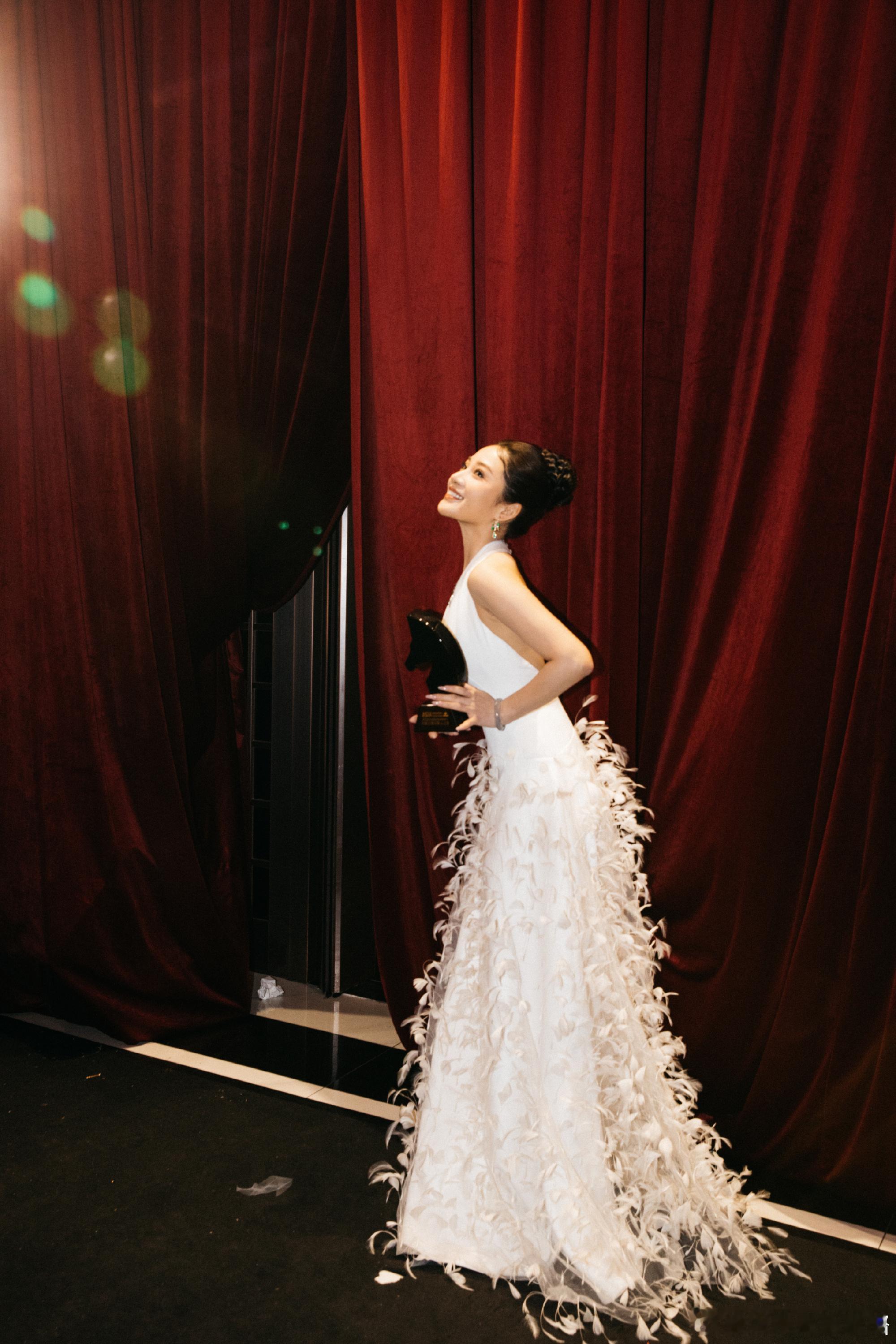 暂别荧幕，是为沉淀自我；载誉归来，是为惊艳绽放。恭喜她硕士学成，携新作与大奖华丽