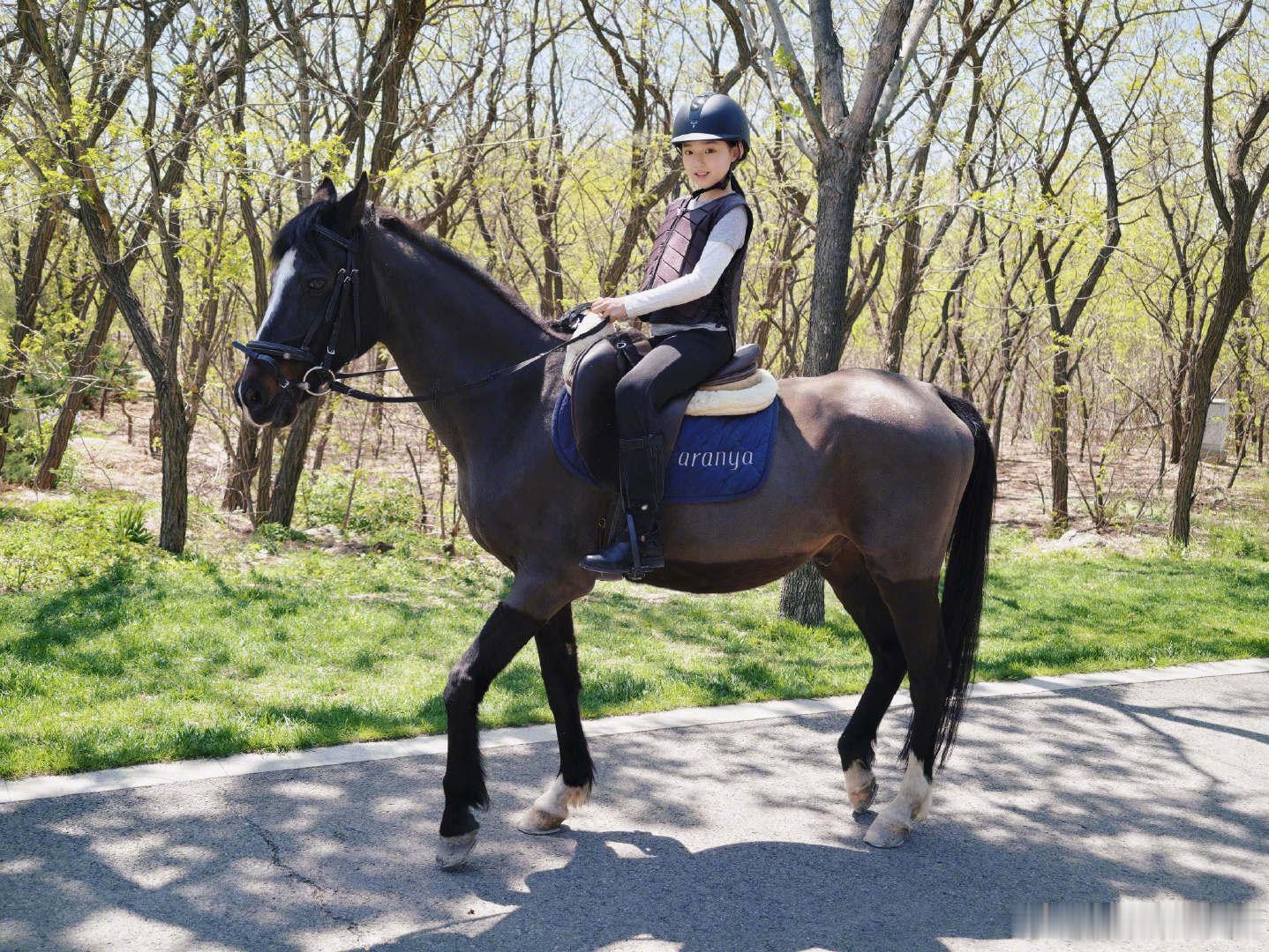 小酒窝骑马照董璇晒小酒窝骑马照董璇晒小酒窝骑马照，骑在马背上的她，整个人都透着飒