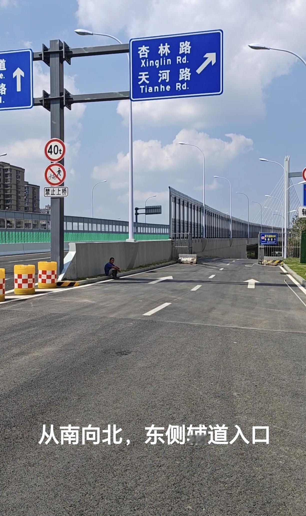 ［淮南路跨铁路桥为什么不设置非机动车道？］
        昨天下午4点，淮南路
