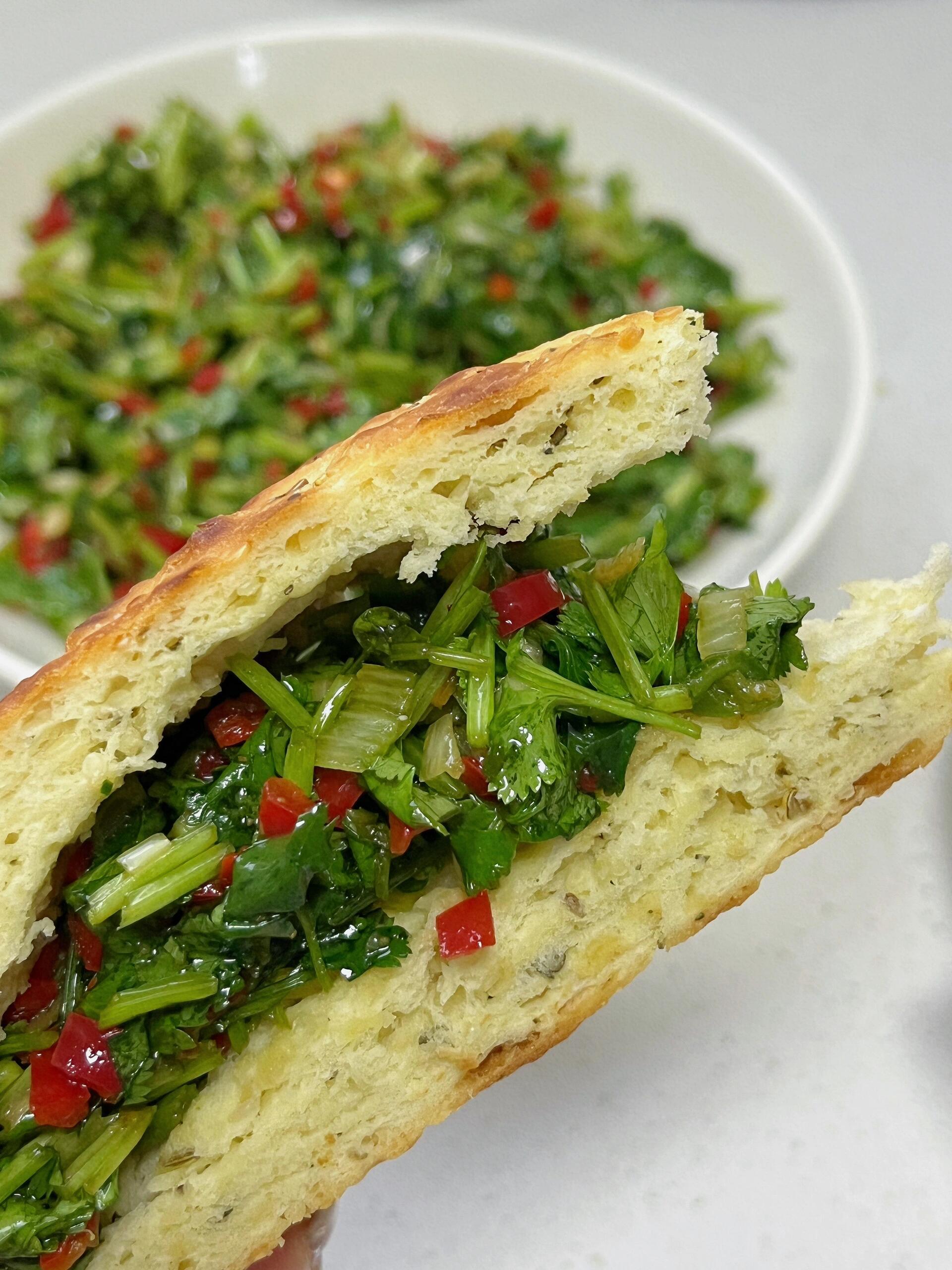 椒叶锅盔夹霸王菜。 