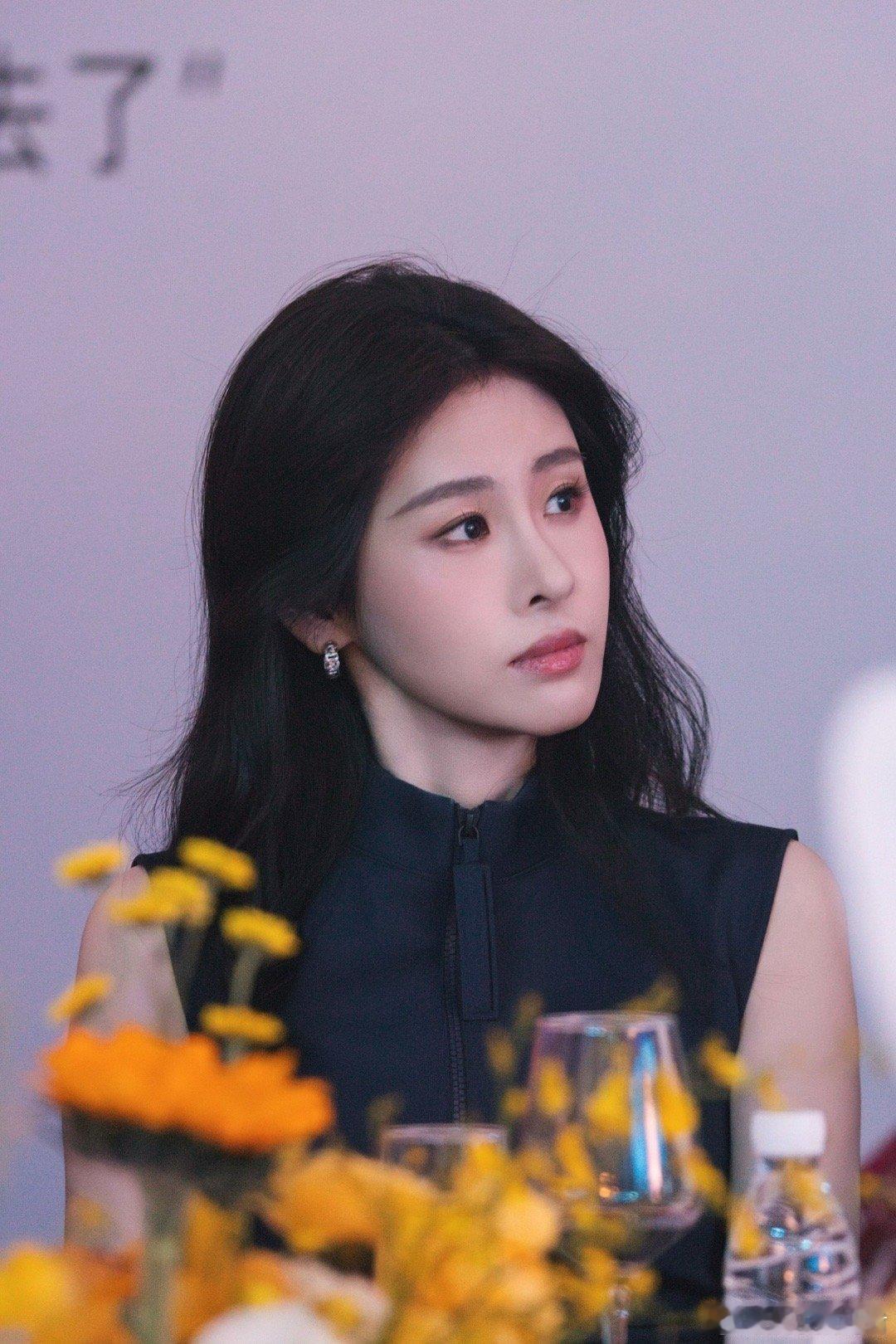 张碧晨 庆功宴 《骄阳似我》庆功宴甜度超标！张碧晨惊喜现身献唱主题曲，珍珠裙配温