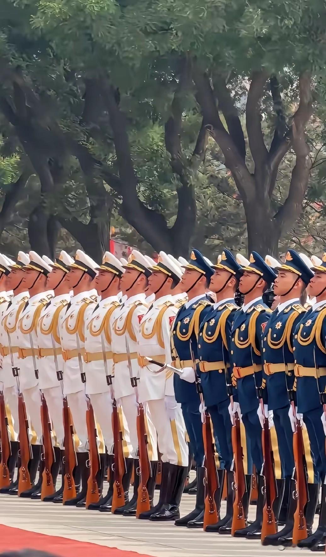 美国那位赫格塞斯看完咱们的仪仗队，回去直接跟特总说了大实话：这活儿，咱们真学不来