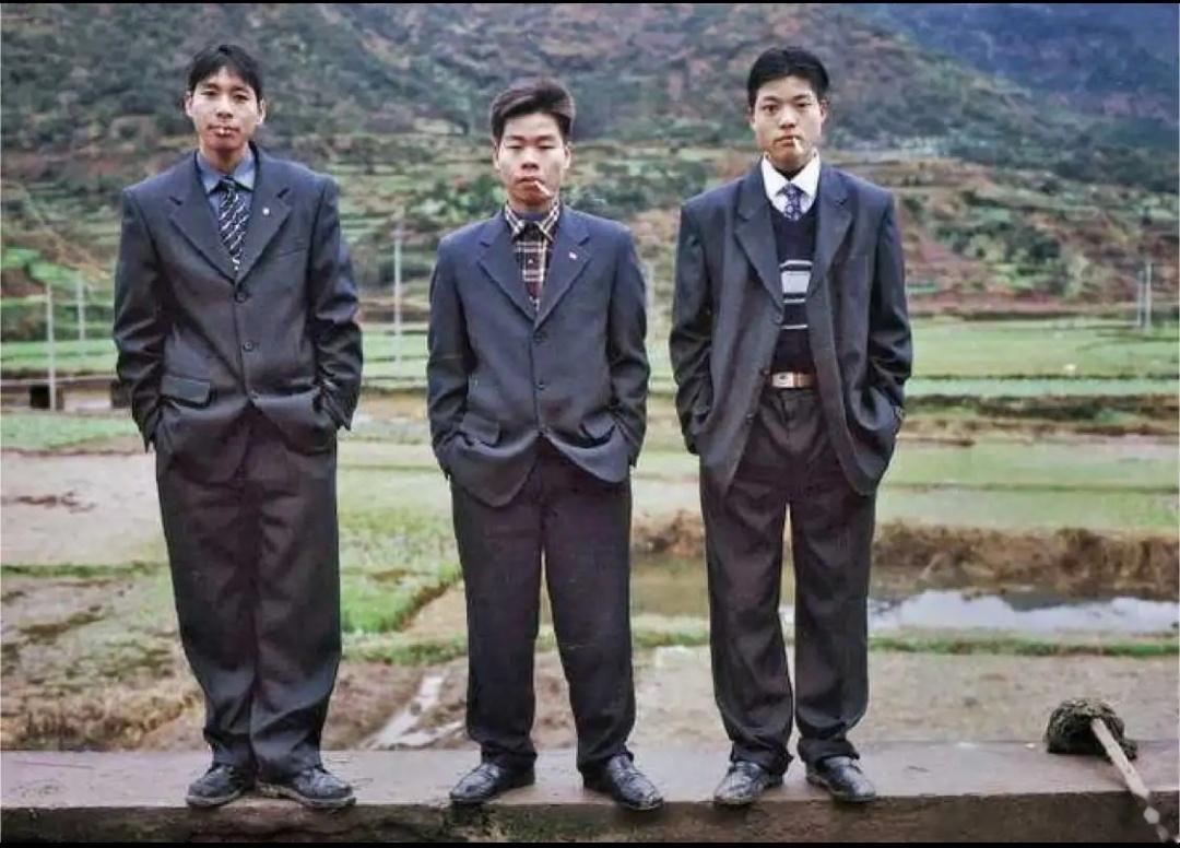 90年代的时尚穿着打扮，和现在的衣服，确实有很多不同之处。貌似现在的衣服更加的精