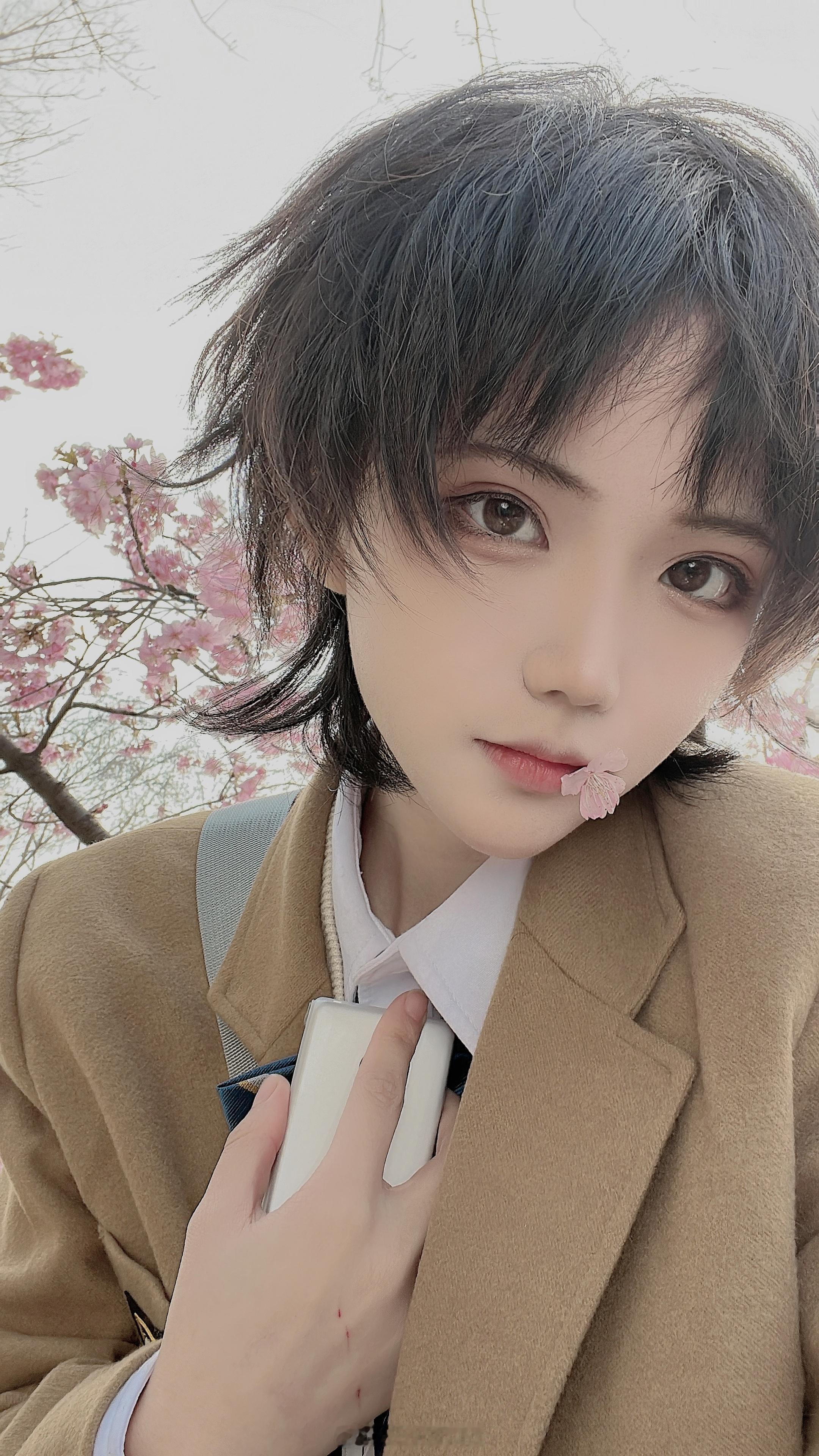哎哟我真的好喜欢这次剪的头🥺🥺🥺  爱死了，拍了好多自拍，好有少年感，原来