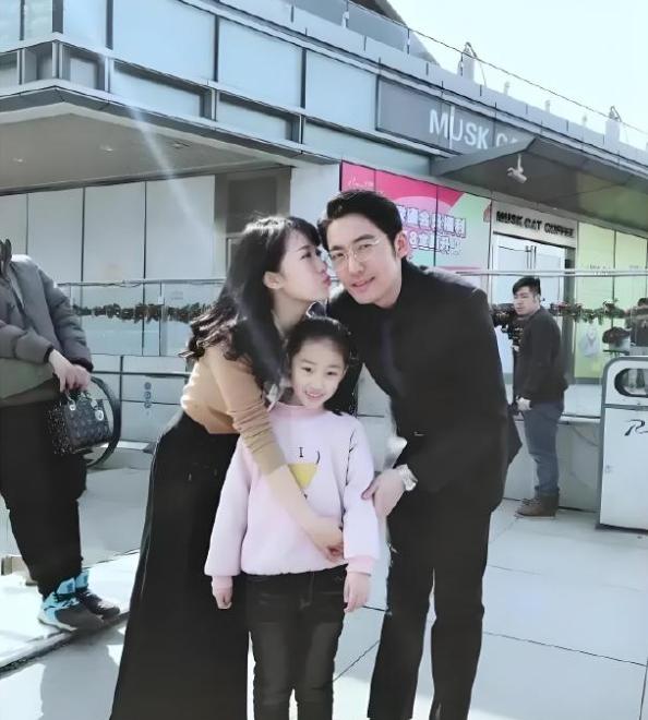 女演员李念的老公是林和平呀，这男的是谁？
林和平绝对没有这样帅
当年拍完《蜗居》