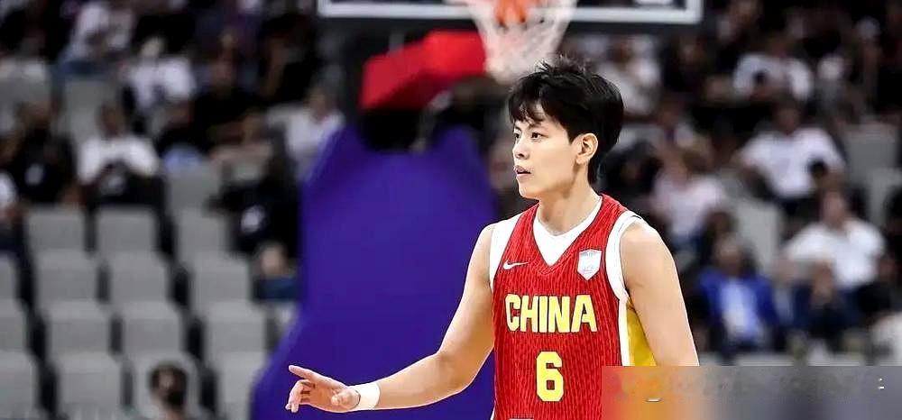 这份大名单一公布，球迷圈瞬间炸开了锅。
三名中锋，四名后卫，韩旭、李月汝、张子宇