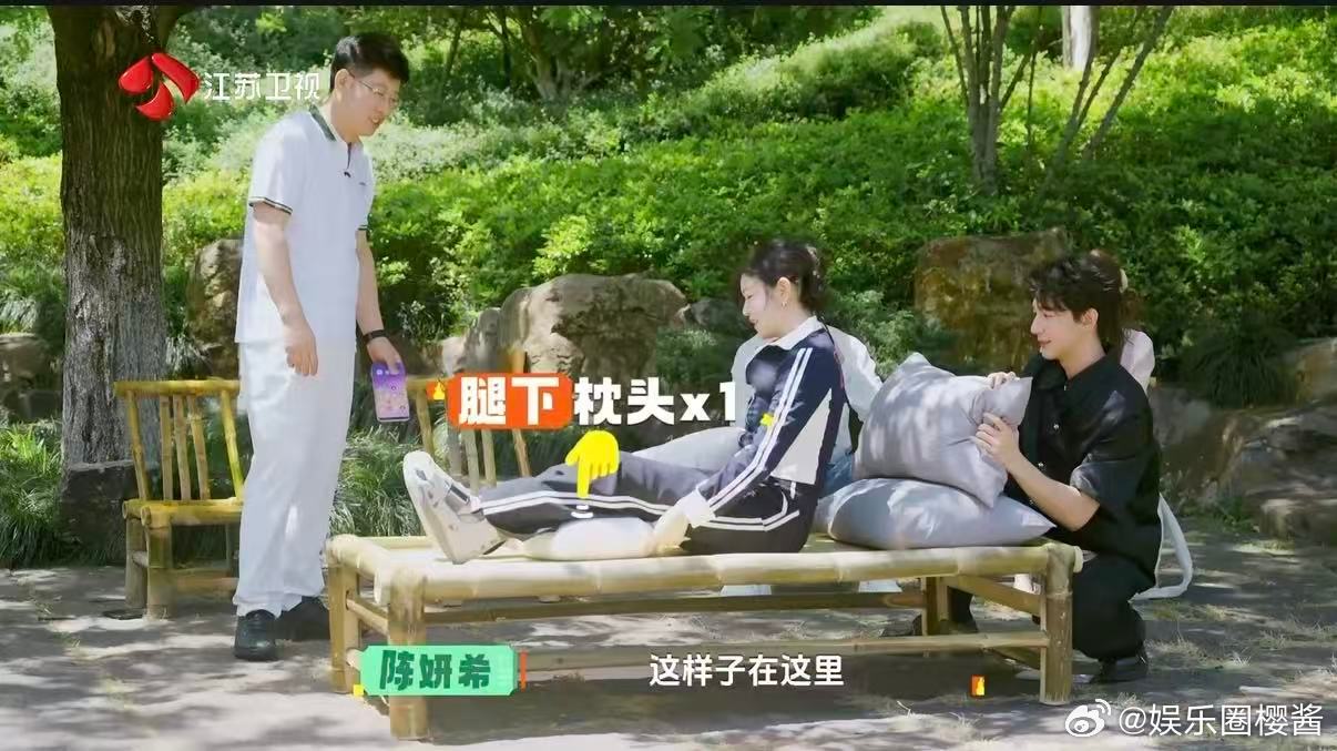 被陈妍希床上玩手机姿势种草了陈妍希床上玩手机姿势居然这样之前总发愁躺刷手机毁颈椎