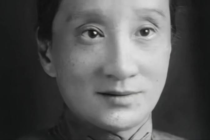 1909年，朱安偷偷摸进鲁迅的房间，从后面一把抱住了他，对着鲁迅的耳朵央求道：“