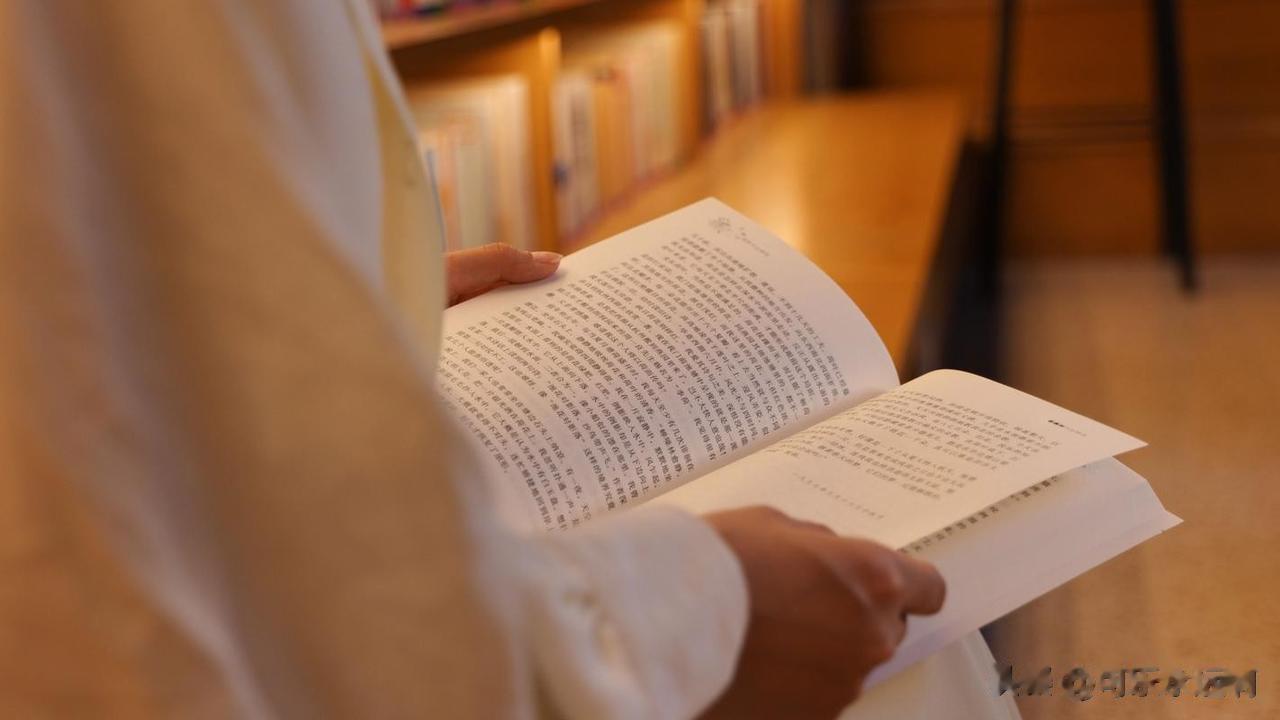 #秋日生活打卡记# 
喜欢的书，美好的回忆，正在写的笔记，歌曲中的寂寥，渐黄的落