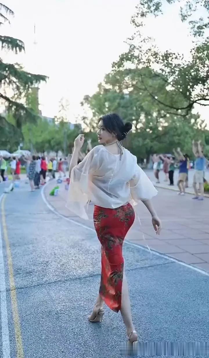 以前不喜欢看广场舞，现在越来越喜欢了！


你说是喜欢广场舞还是喜欢跳广场舞的人