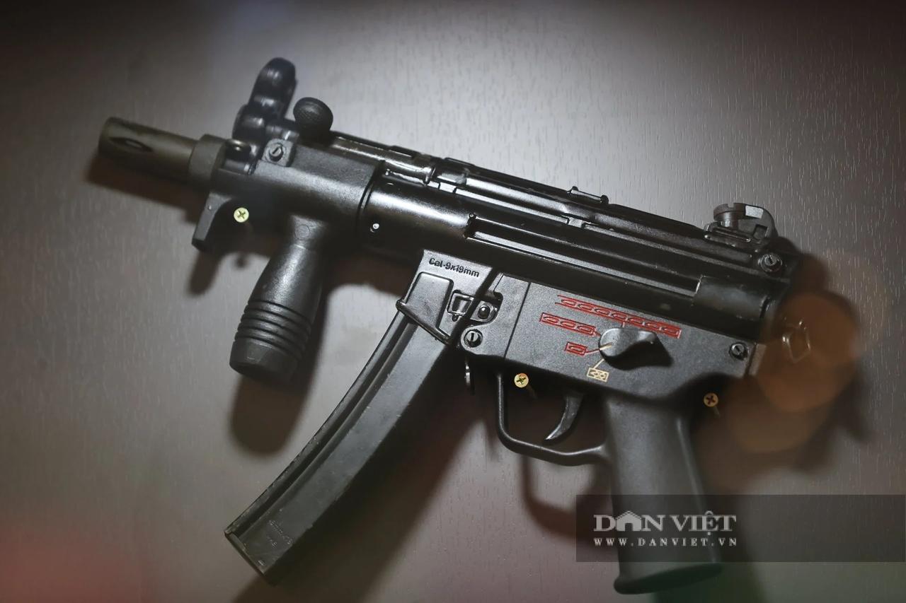 越南警察装备的巴基斯坦MP5K冲锋枪，这是第一批mp5系列，数量不多
第二批就开