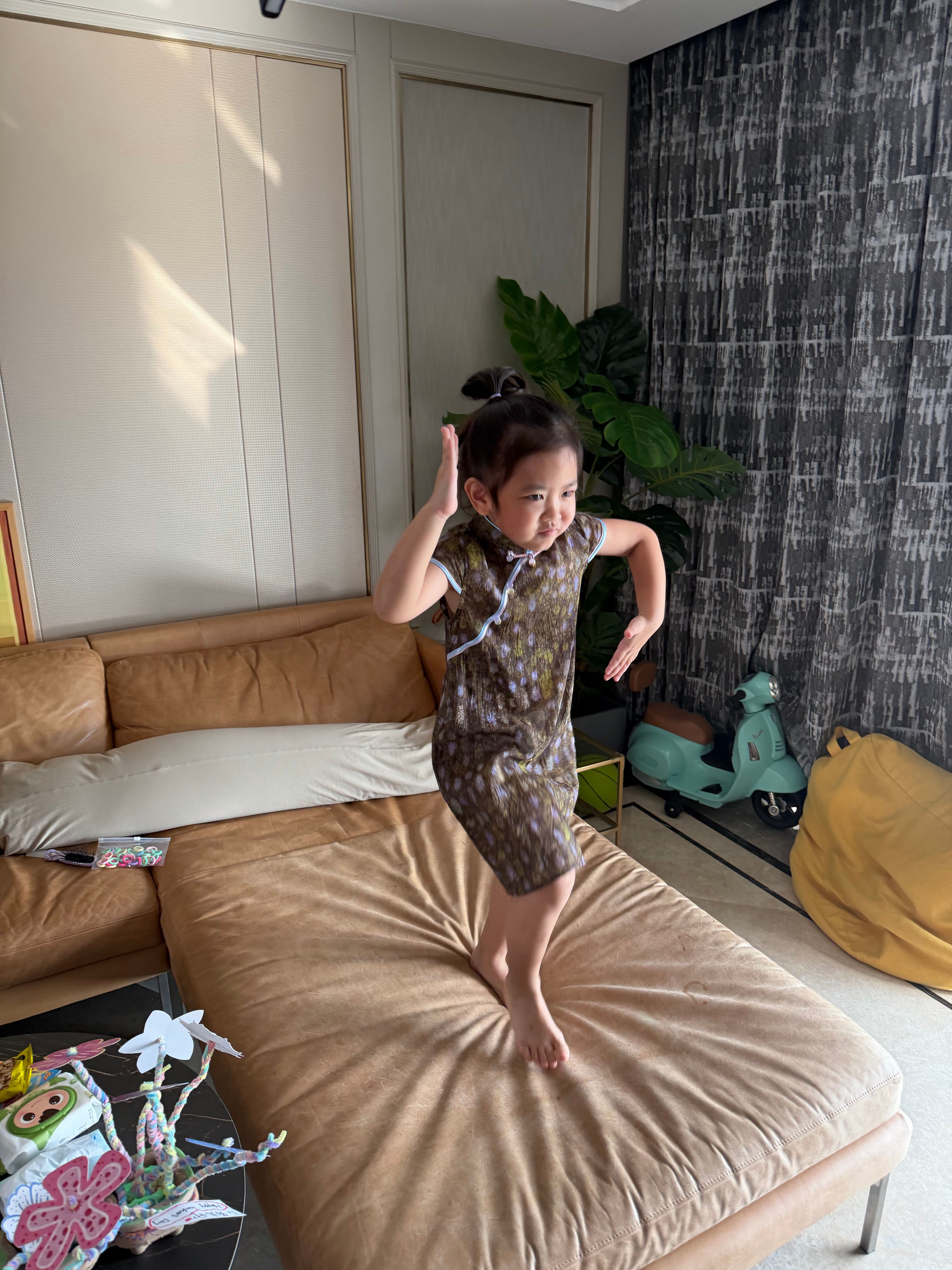 安安静静地美女子不做，非要做个颠婆？[泪奔]还有一张身份证的照片很正经[柯基]但