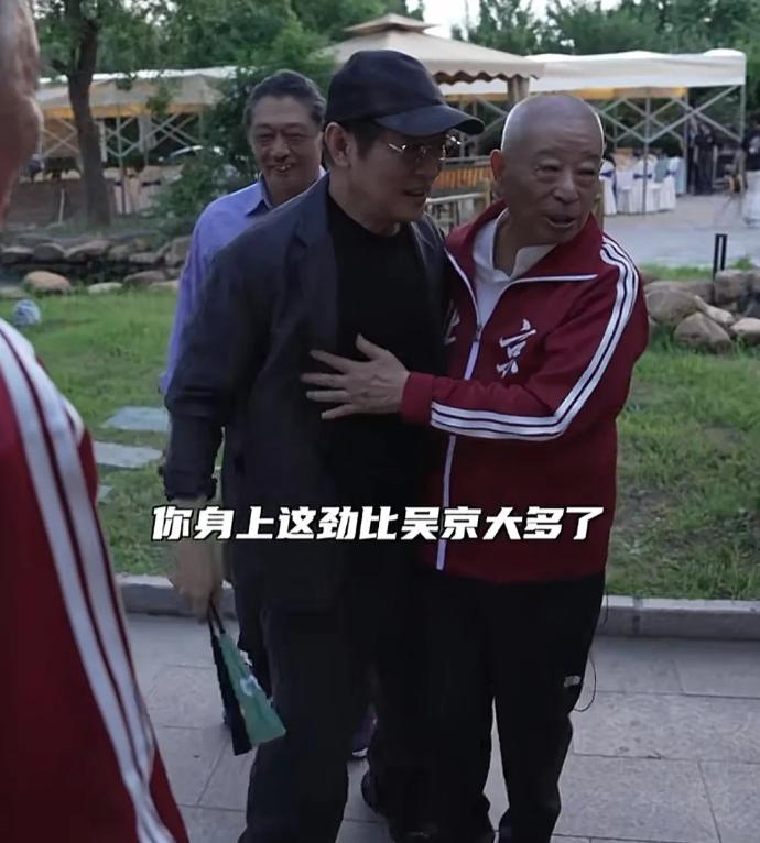 寿宴一句点评尽显人情世故！吴彬90大寿夸赞李连杰功底胜过吴京，李连杰巧妙沉默化解