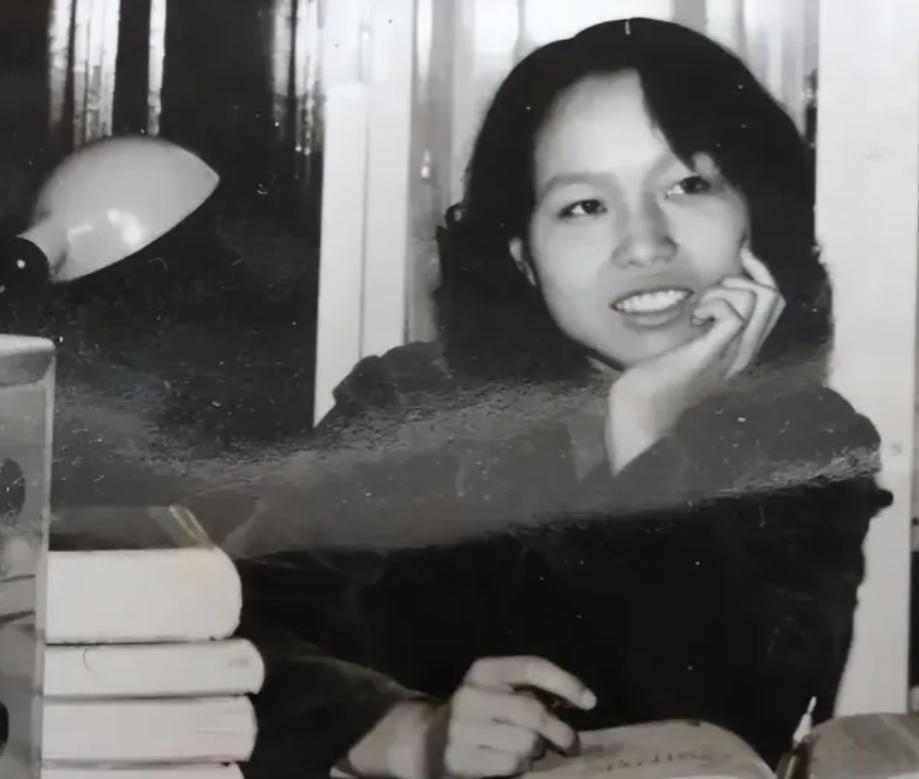 泪目。河南一位年轻女教师身患类风湿，丈夫抛弃她和年幼女儿一走了之。绝境之时，当年
