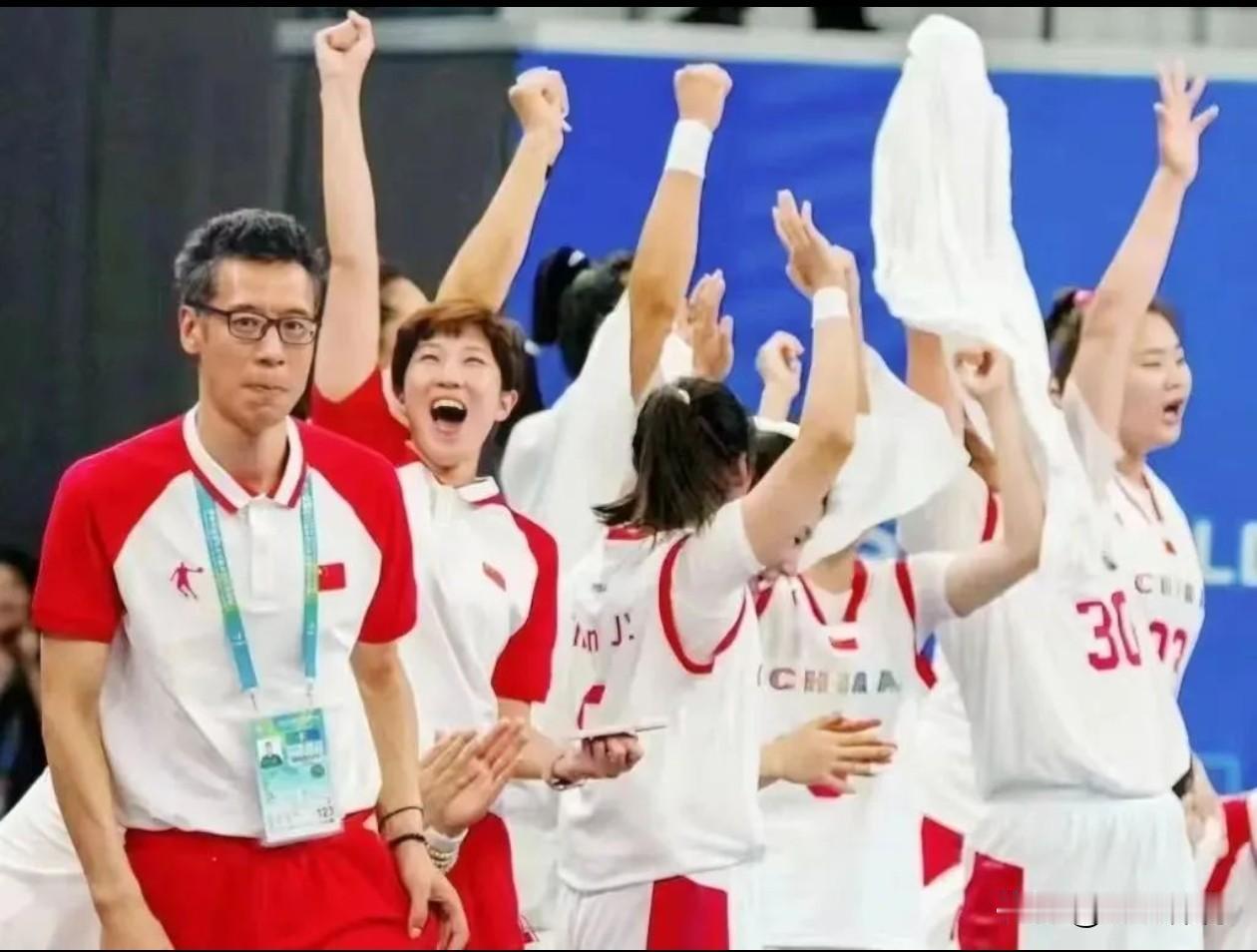 中国女篮兵败名古屋亚运会，球队仅获得季军追平了历史最差战绩，赛后球迷圈一片哗然，