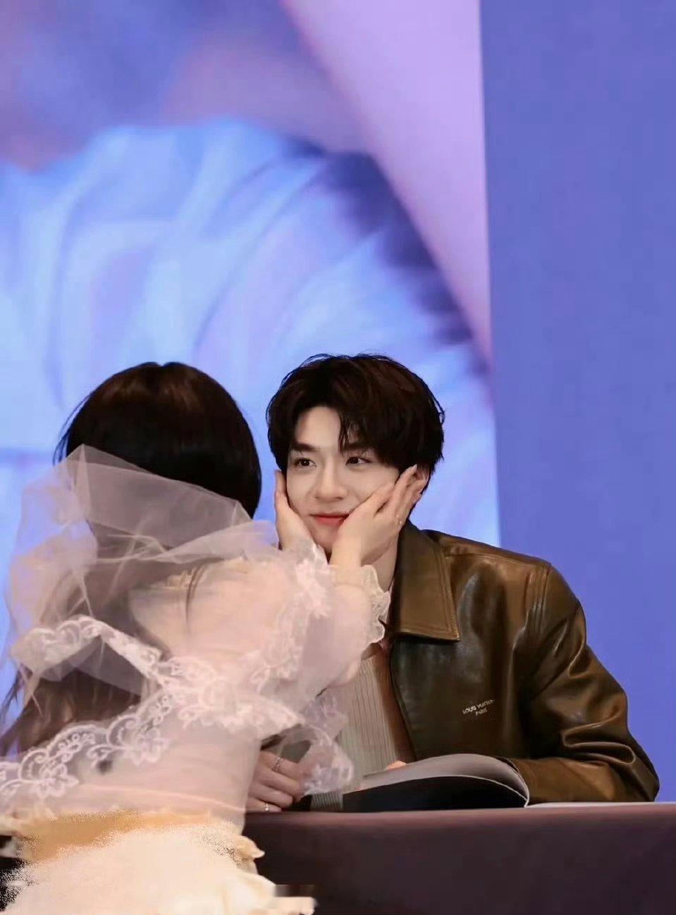 内娱演员开这种能摸脸十指相扣的签售会吗