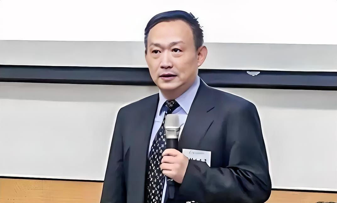 卢麒元教授提议：参与提议和立法的人应该政审，每次参与都要重新政审一次，亲友及本人