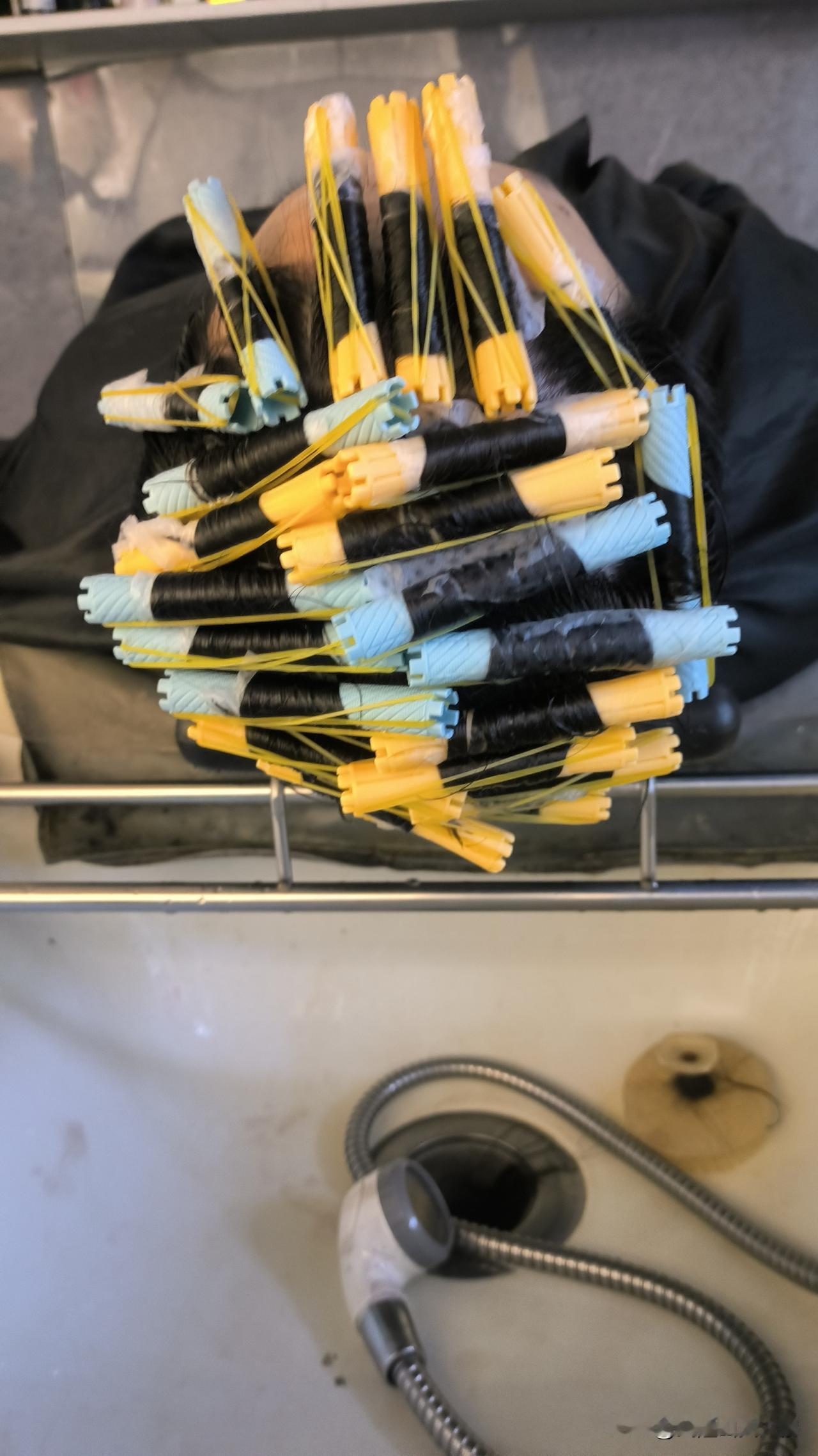 年轻发型师最好不要去干快剪，要提升自己的技术还得是大店，才能不断进步成长，技术是