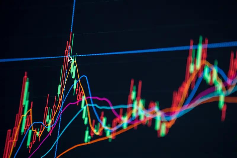 我个朋友，炒股风格向来果敢。曾买过一只股票连续8个涨停，第九天突然跌停，他直接全