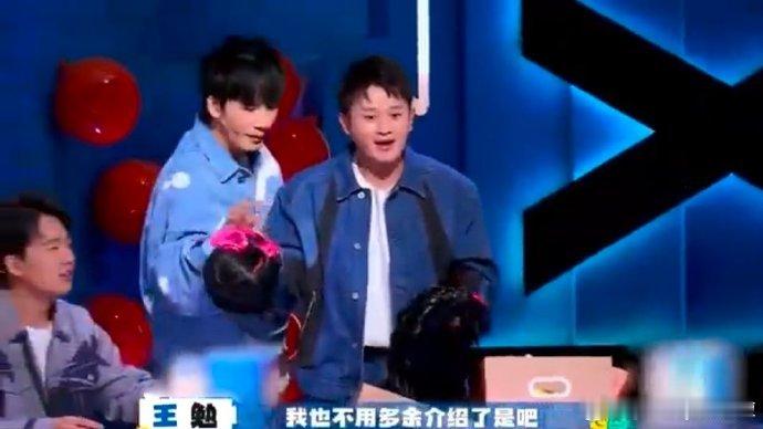 #谢娜大张伟飙非主流子舞##喜剧大会#喜剧大会别具一格，为大张伟准备的非主流假发