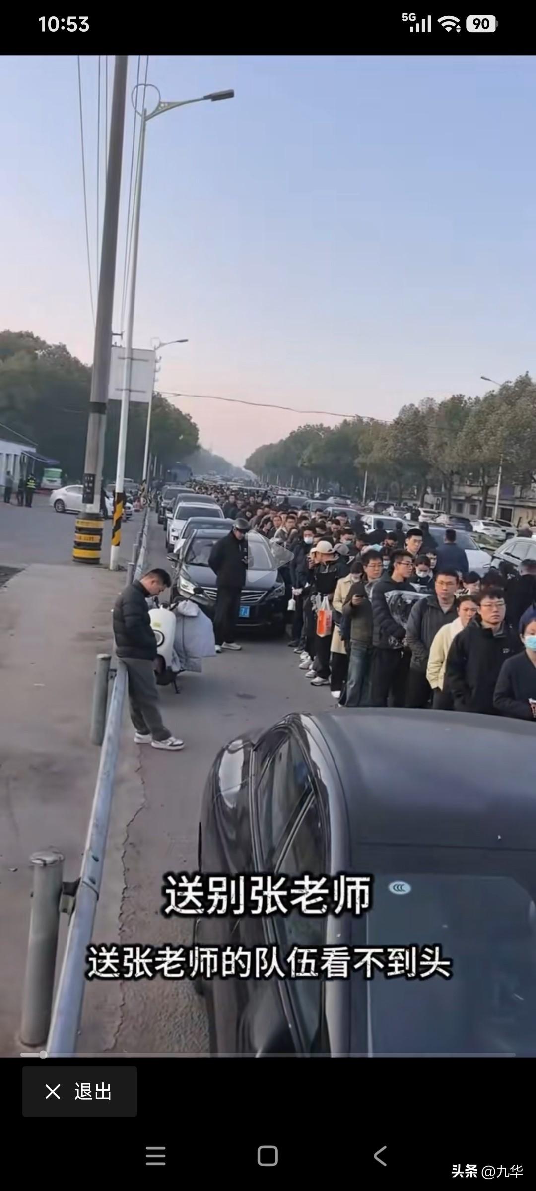 老百姓一点都不仇富，张雪峰老师那么有钱，老百姓仇富了吗？没有，千万人自发给张老师