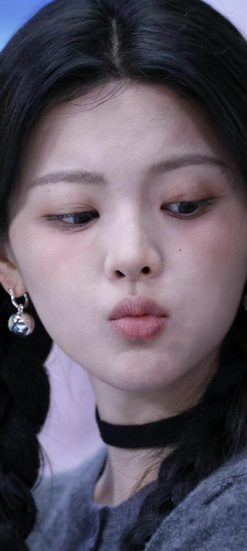 杨超越怼脸 