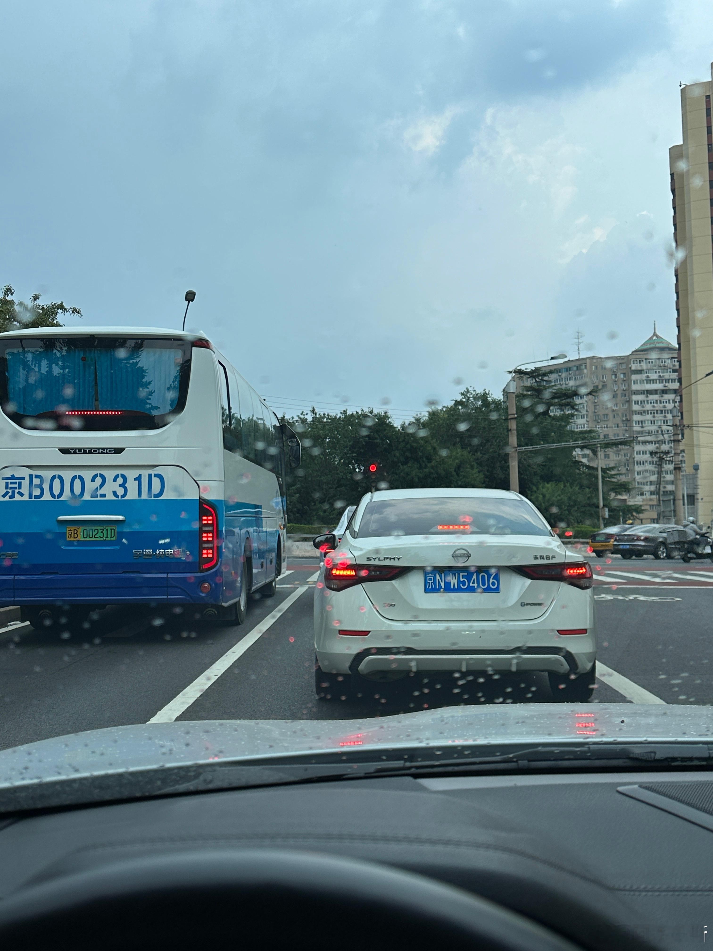 真不懂这环岛+红绿灯的组合我只能说可能车真的太多了 北京·保利剧院