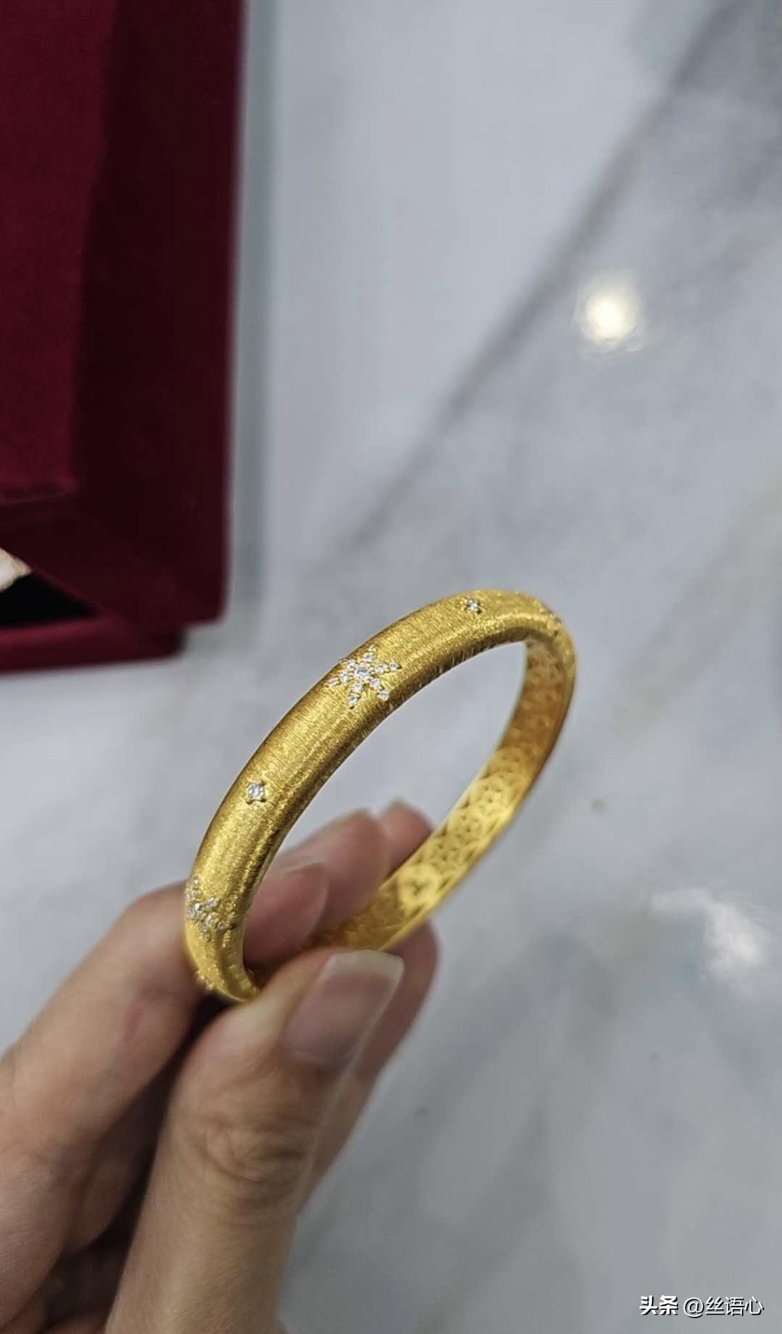 儿子带未婚妻去深圳水贝黄金批发市场买了结婚用的手镯项链、戒指等首饰，价格才900