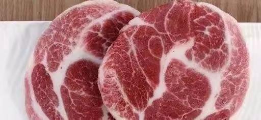 晚市上一个卖大猪肉的，半个猪一会就卖完了。猪肉非常便宜，七块钱一斤。
而且每头猪