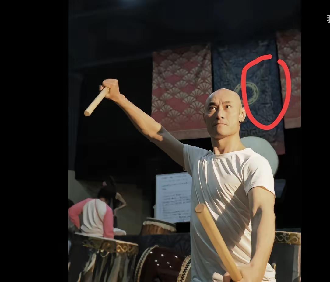 叶松源真是越扒越有啊，他说自己一直做的是传统的中国大鼓，但根据网上留存的影响和采