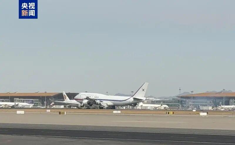 1月4日舱门一开，李在镕、崔泰源，还有200多位韩国财阀大佬鱼贯而出。这一幕，不