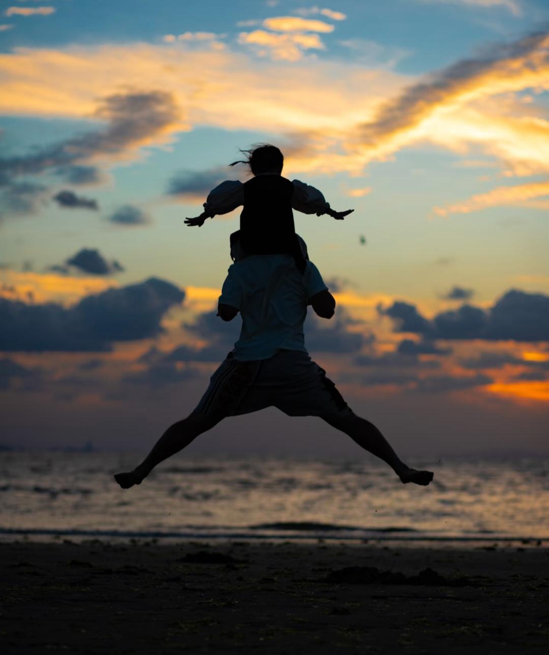 什么是真正的父爱
庞众望说
尽管我的父亲是精神分裂症
发病时经常扔东西还撕我书