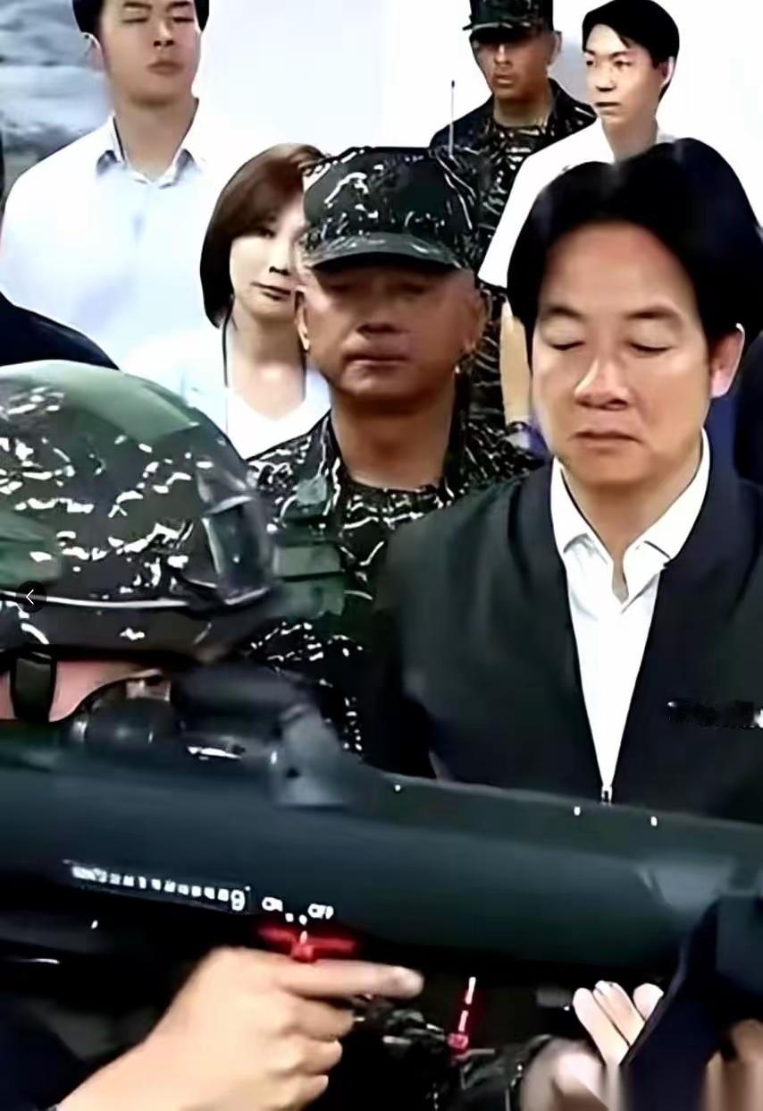 扎心了，老铁！
一名台湾小兵面对上面军官言论发出了灵魂拷问，他问
“万一要是真打